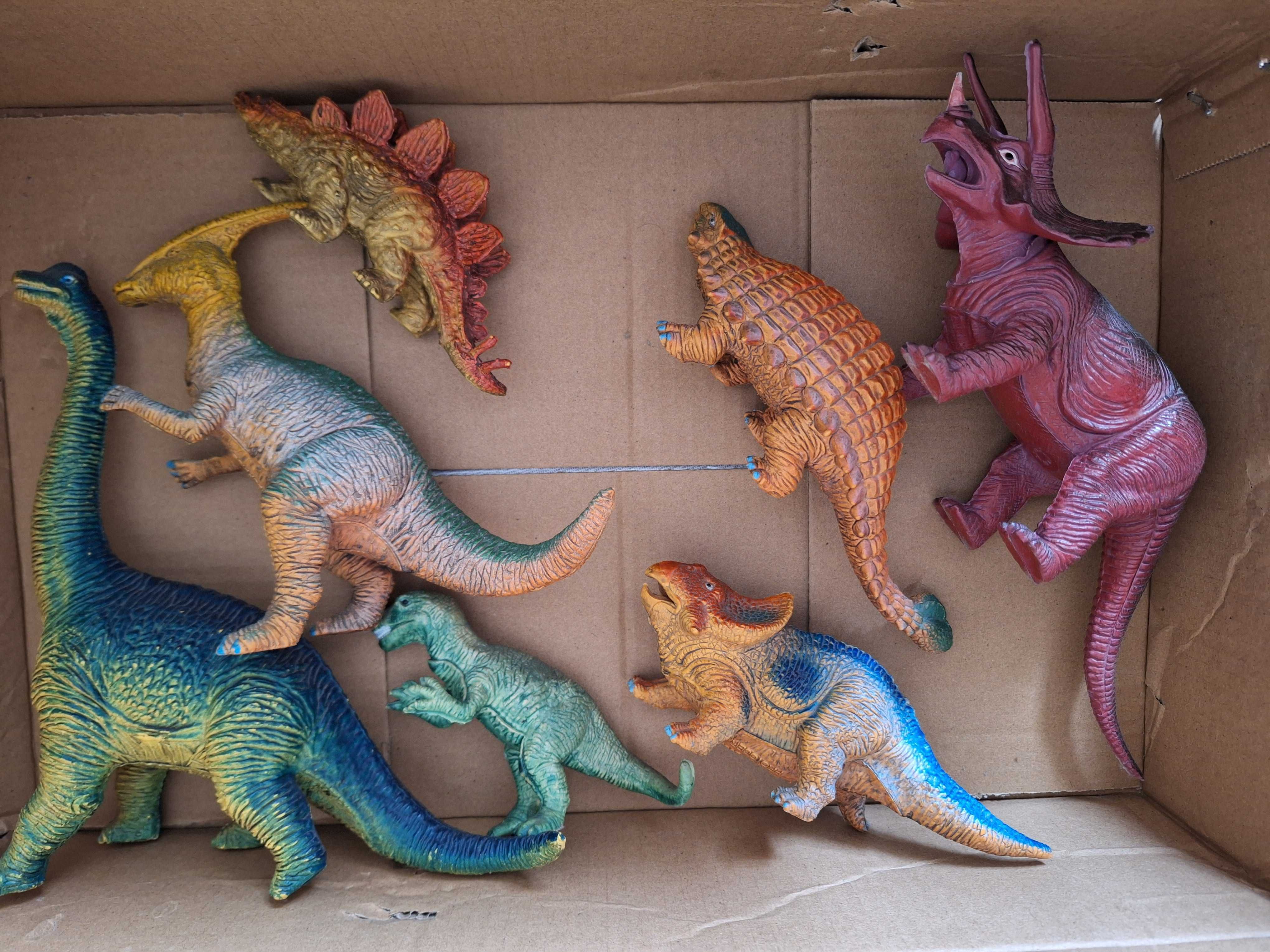 Figurki dinozaurów