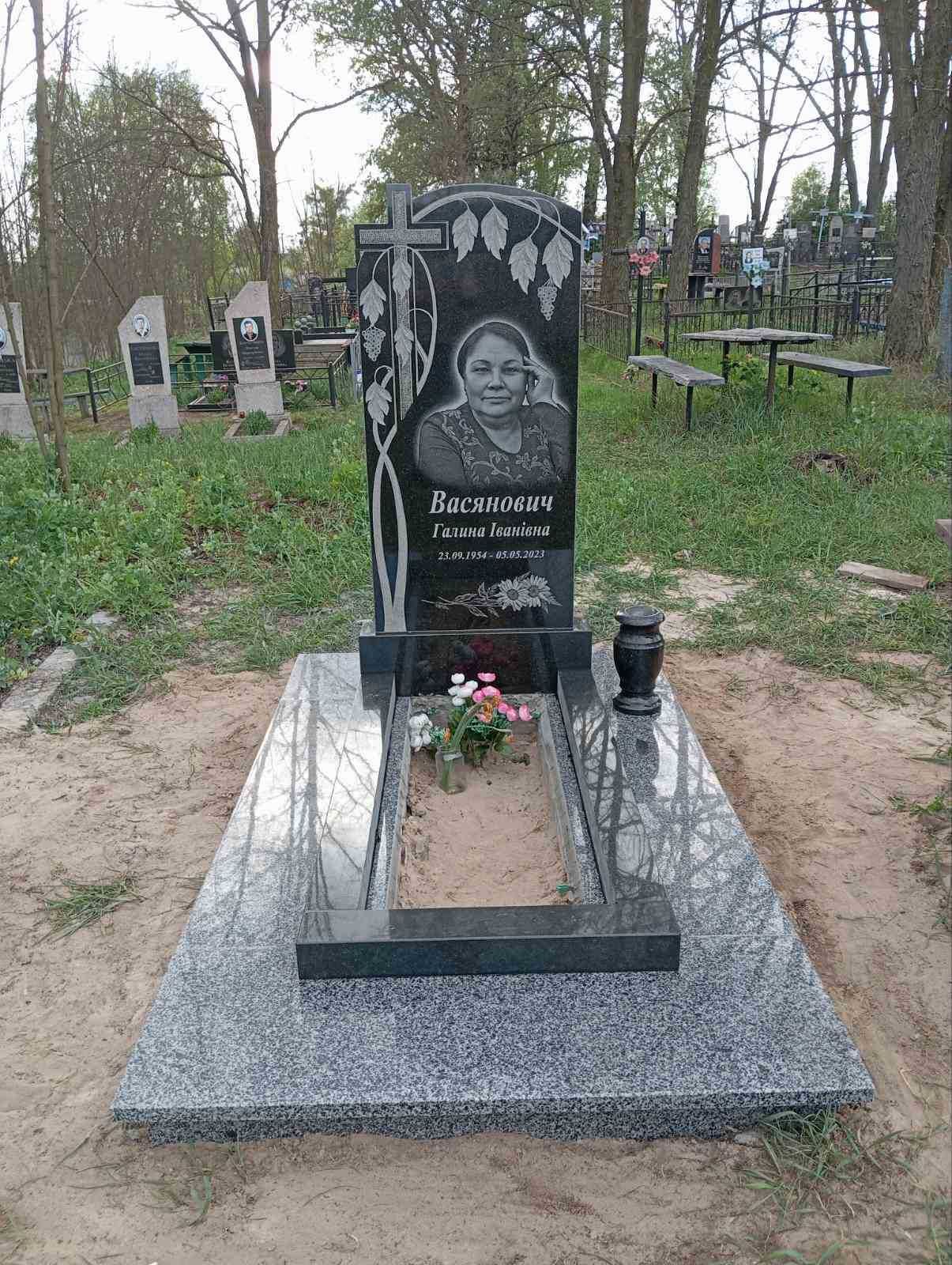 Памʼятники будь якої складності. Доставка та монтаж по Україні.