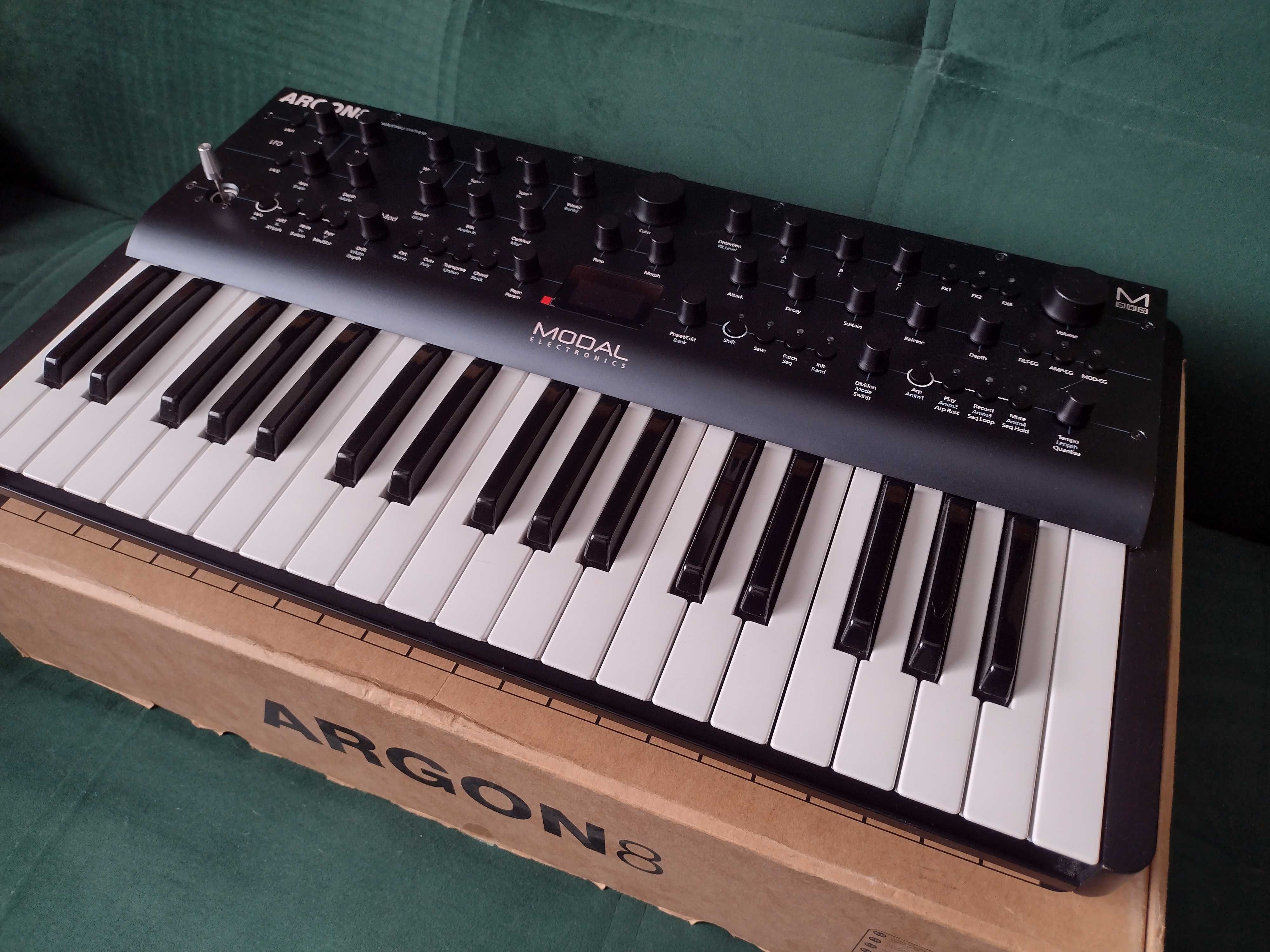 Modal Argon8 syntezator
