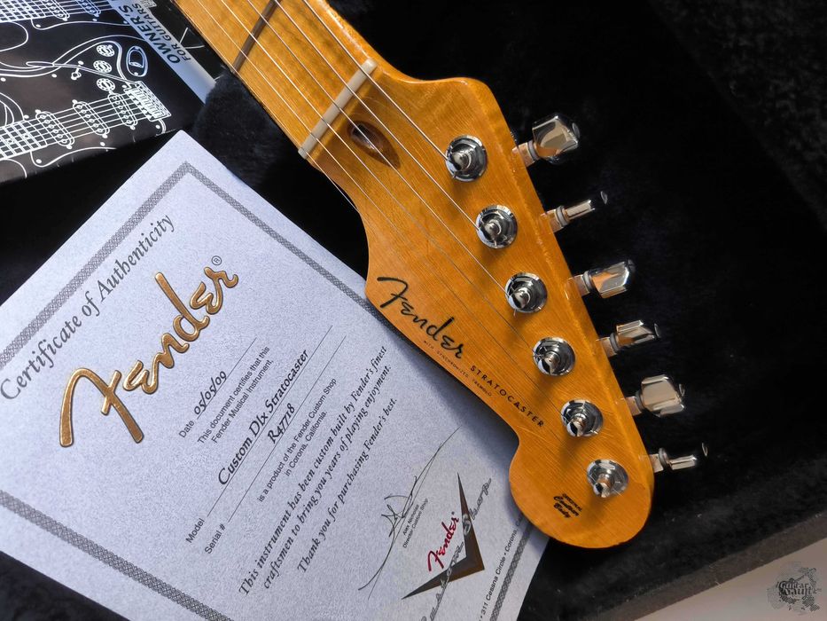 Fender Custom Shop Deluxe Ash Stratocaster® '2009 Aged Cherry Sunburst