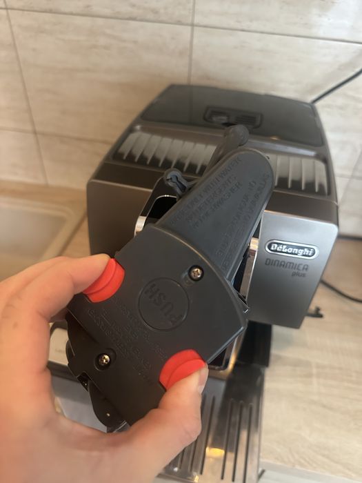 Кавомашина Delonghi Dinamica Plus  стан нової кавомолка  Delonghi