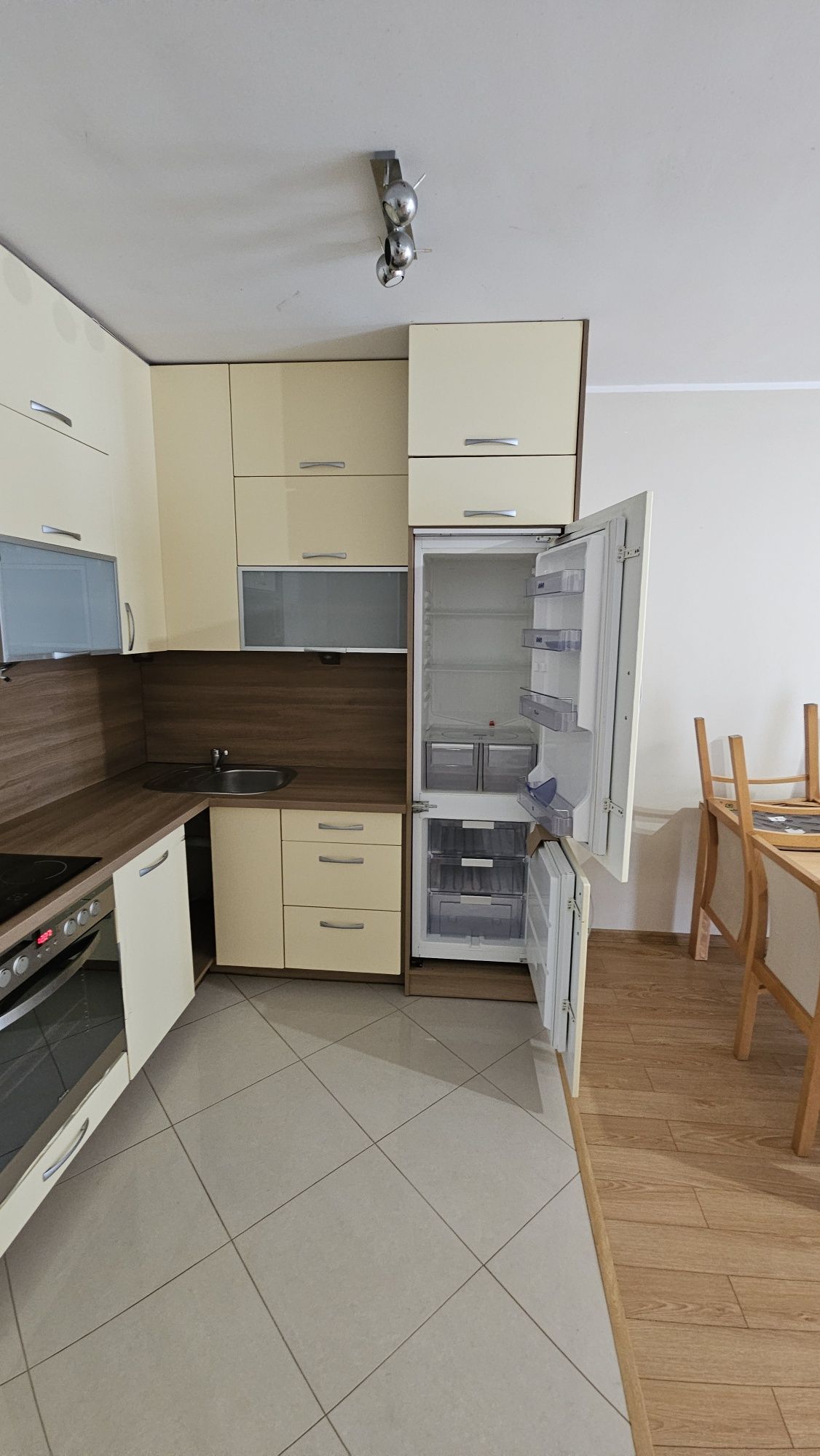 Lodówka do zabudowy whirlpool z zamrażalnikiem