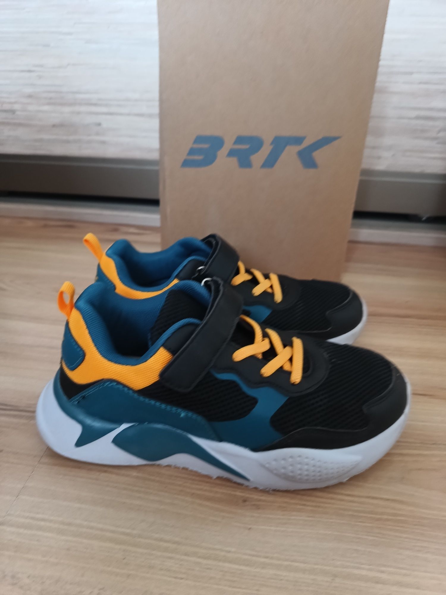 Buty sportowe firmy Bartek, rozmiar 35- jak nowe