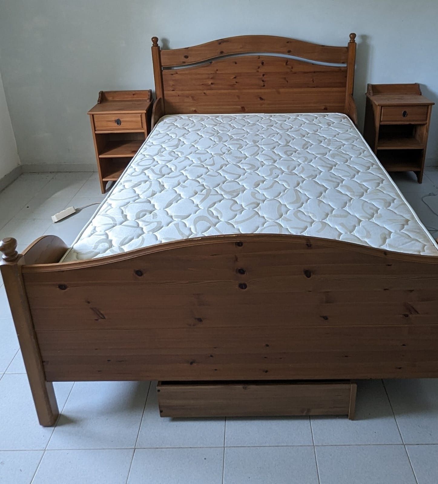 Cama de casal com duas mesinhas de cabeceira