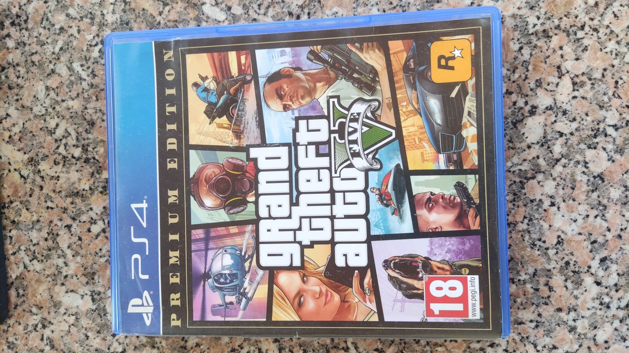 PlayStation 4 com dois comandos