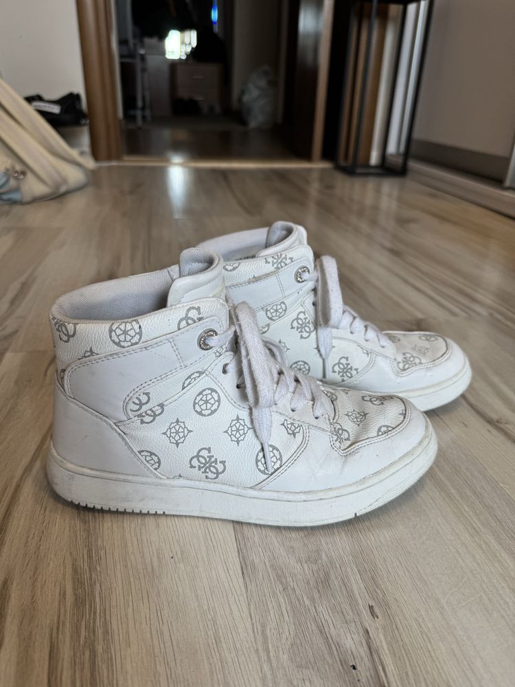 Białe buty wysokie trampki damskie Guess z monogramem, rozmiar 38