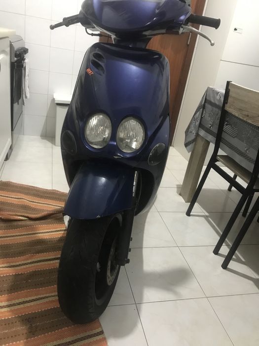 Eu estou a vender scooter 50cc yamaha azul gasolina