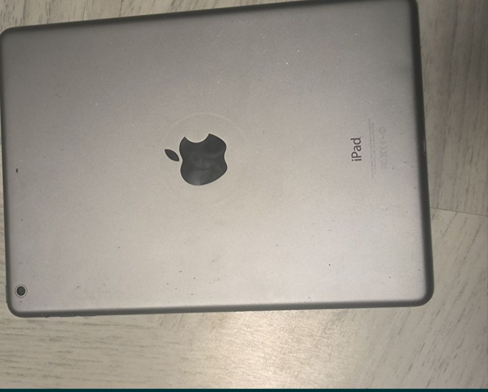 Apple A1474 iPad Air Wi-Fi 16GB сенсор битий,але  можна користуватись