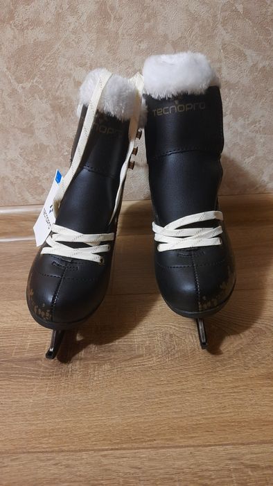 Ковзани 36р.(нові)