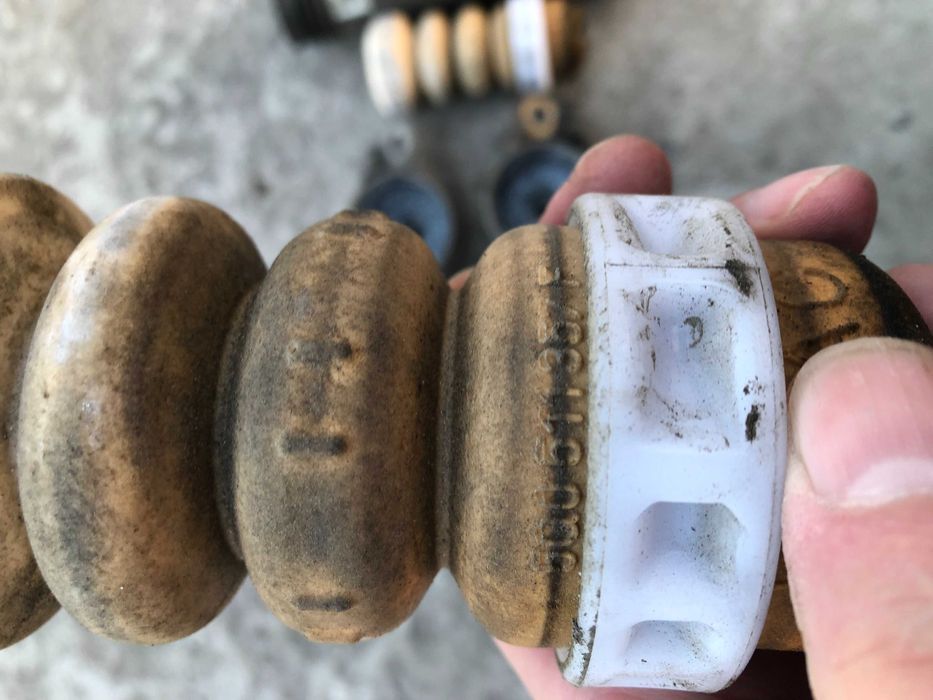 Комплект: опора, пыльник, отбойник. Оригинал VAG