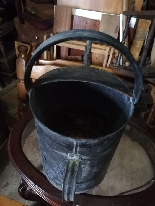 Regador em zinco preto.