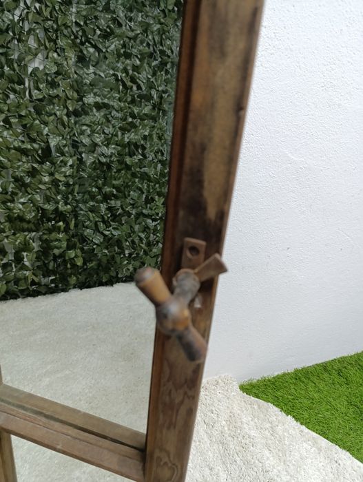 Lustro w starej drewnianej ramie okiennej.