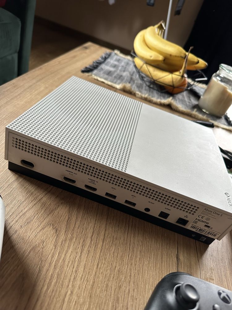 Xbox One S 1000GB (1TB) z napędem + 2 pady + FIFA 20 + UFC 4 + kable
