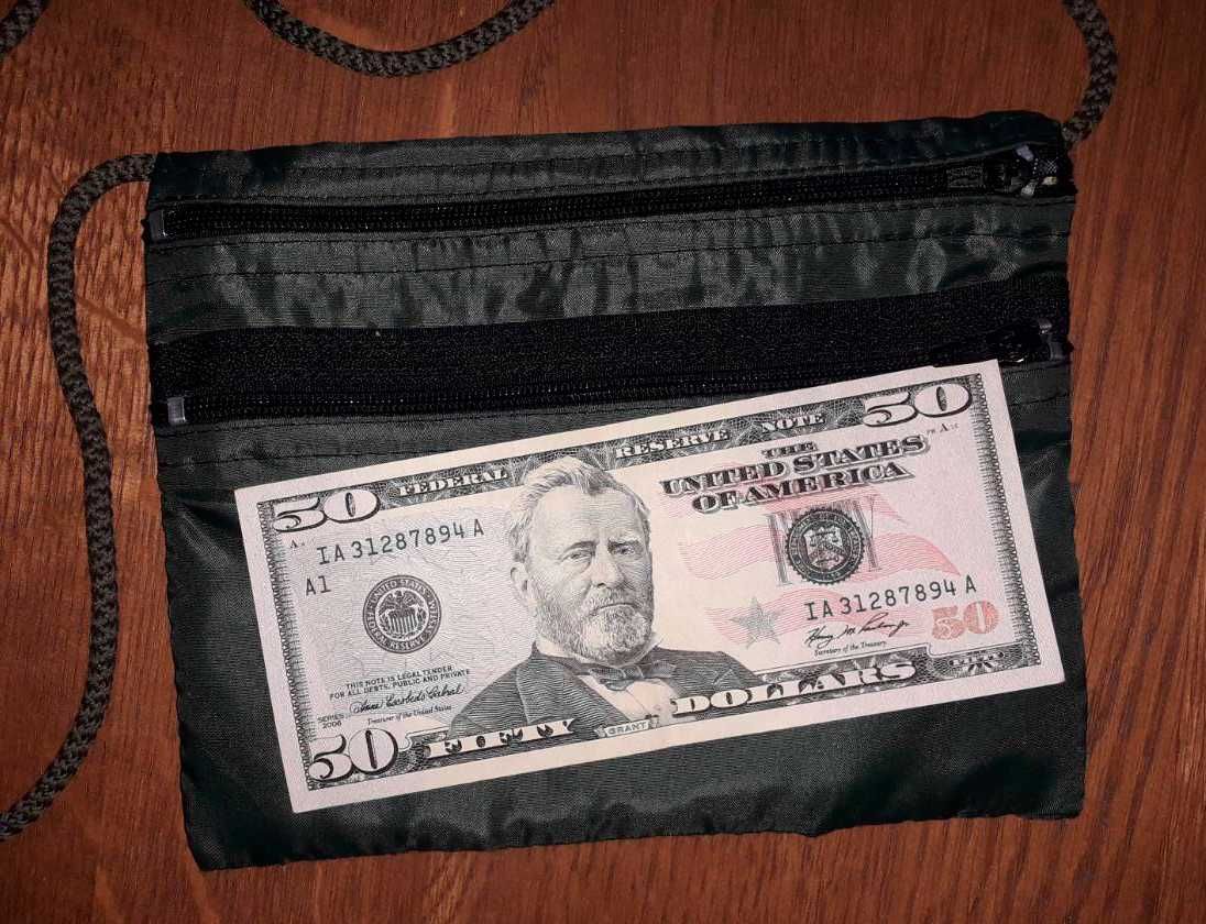 Маленька сумочка гаманець на шию