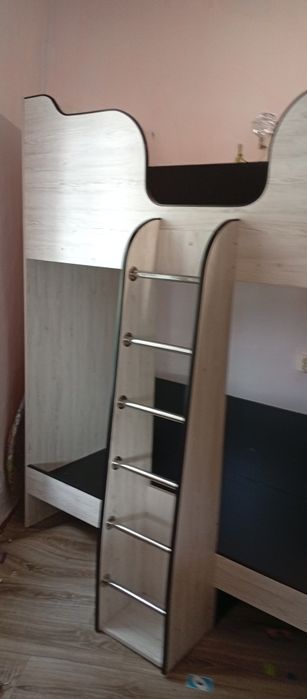 Продам двоярусне дитяче ліжко з письмовим столом. Можна окремо