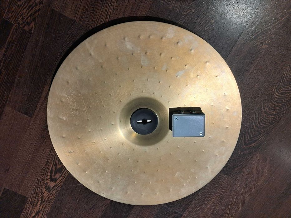 Zestaw elektronicznych blach perkusyjnych.