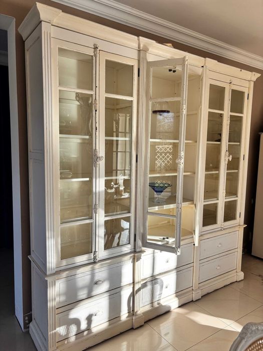 Duży regał - witryna w stylu prowansalskim z Fabryki Wnętrz