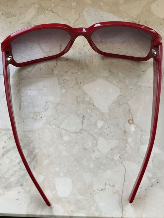 Okulary przeciwsłoneczne Levi’s czerwone z futerałem