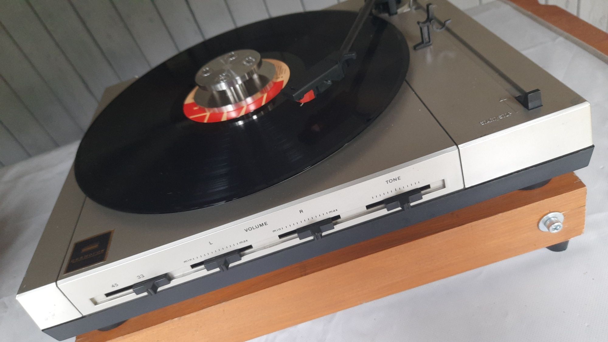gramofon UNITRA Cyryl z drewnianą podstawką