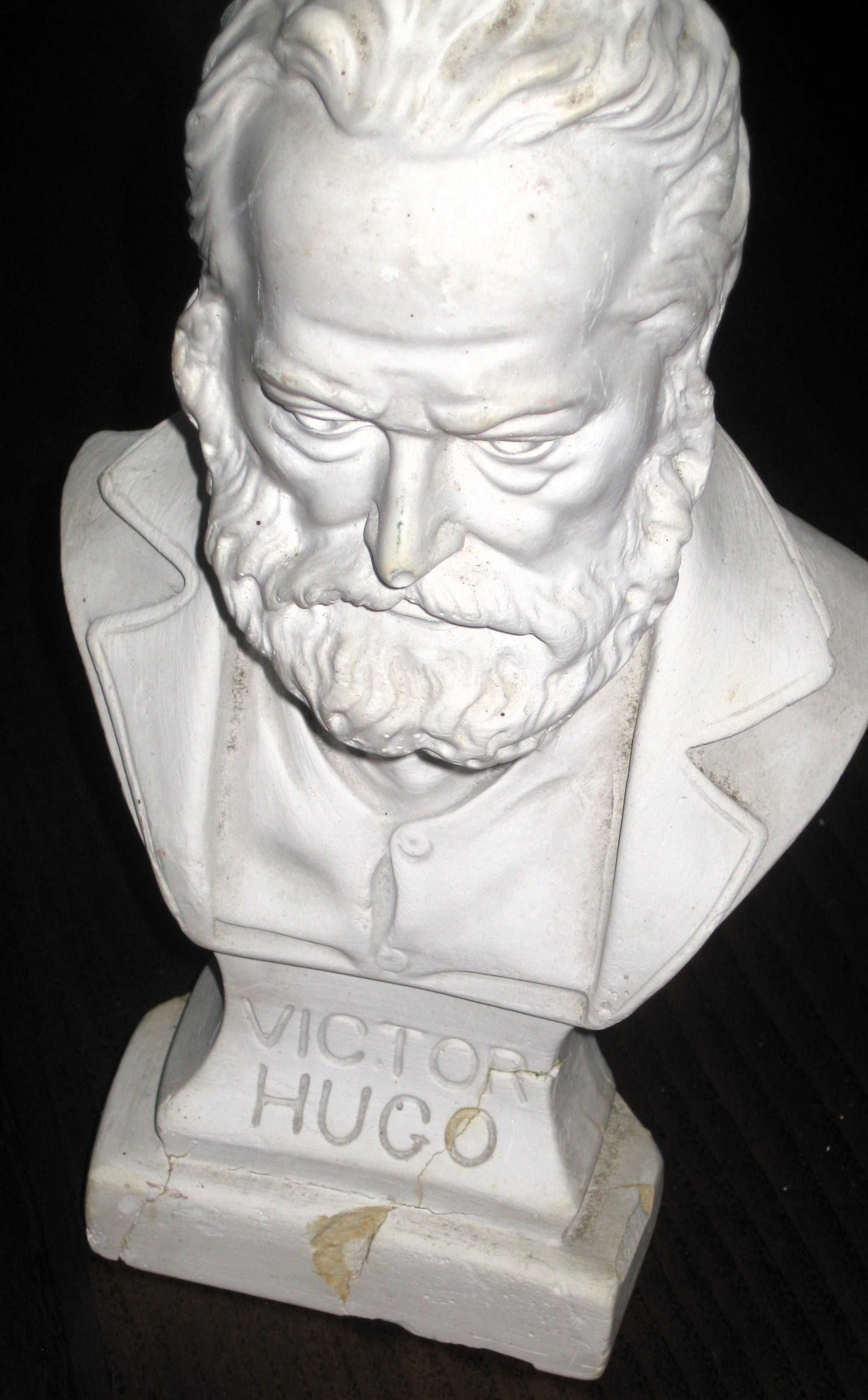 Busto de Victor Hugo, com sinais de uso: