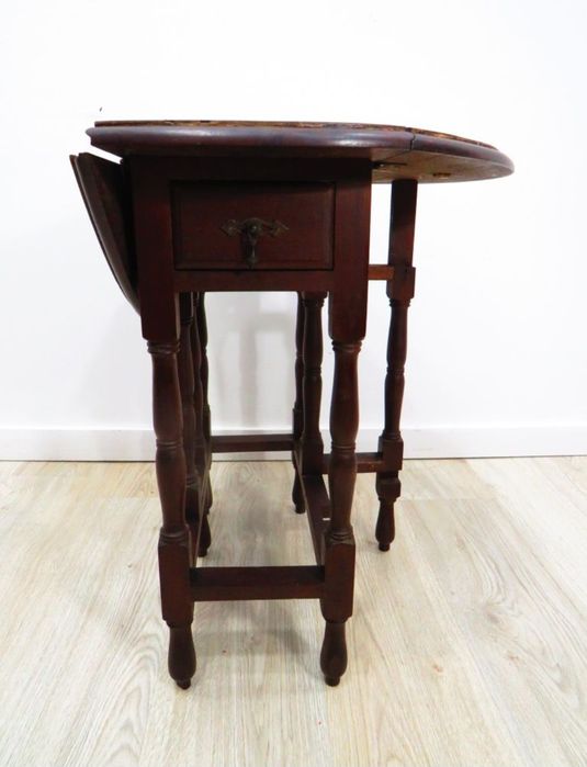 Mesinha baixa com abas.