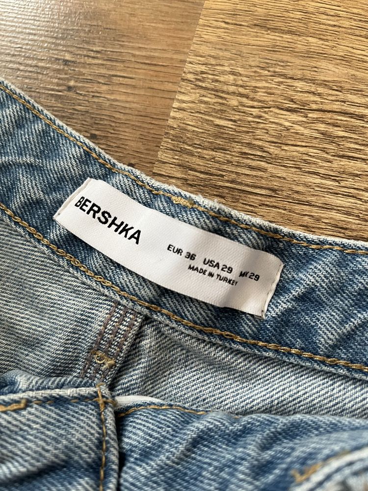 Шорти-Бермуди  Bershka