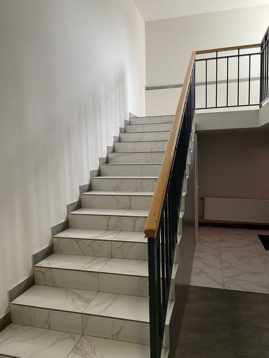 Продам дворівневу з чорновим ремонтом м. Академіка Павлова