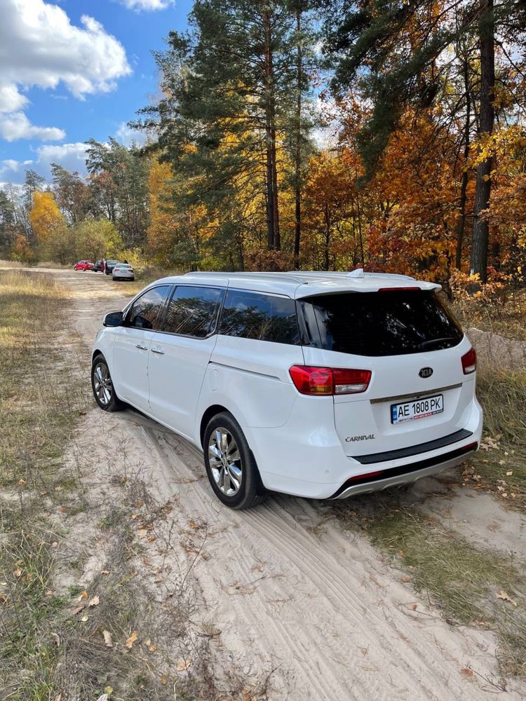 Продам kia carnival 2017