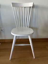 Cadeiras brancas do Cantinho Vintage