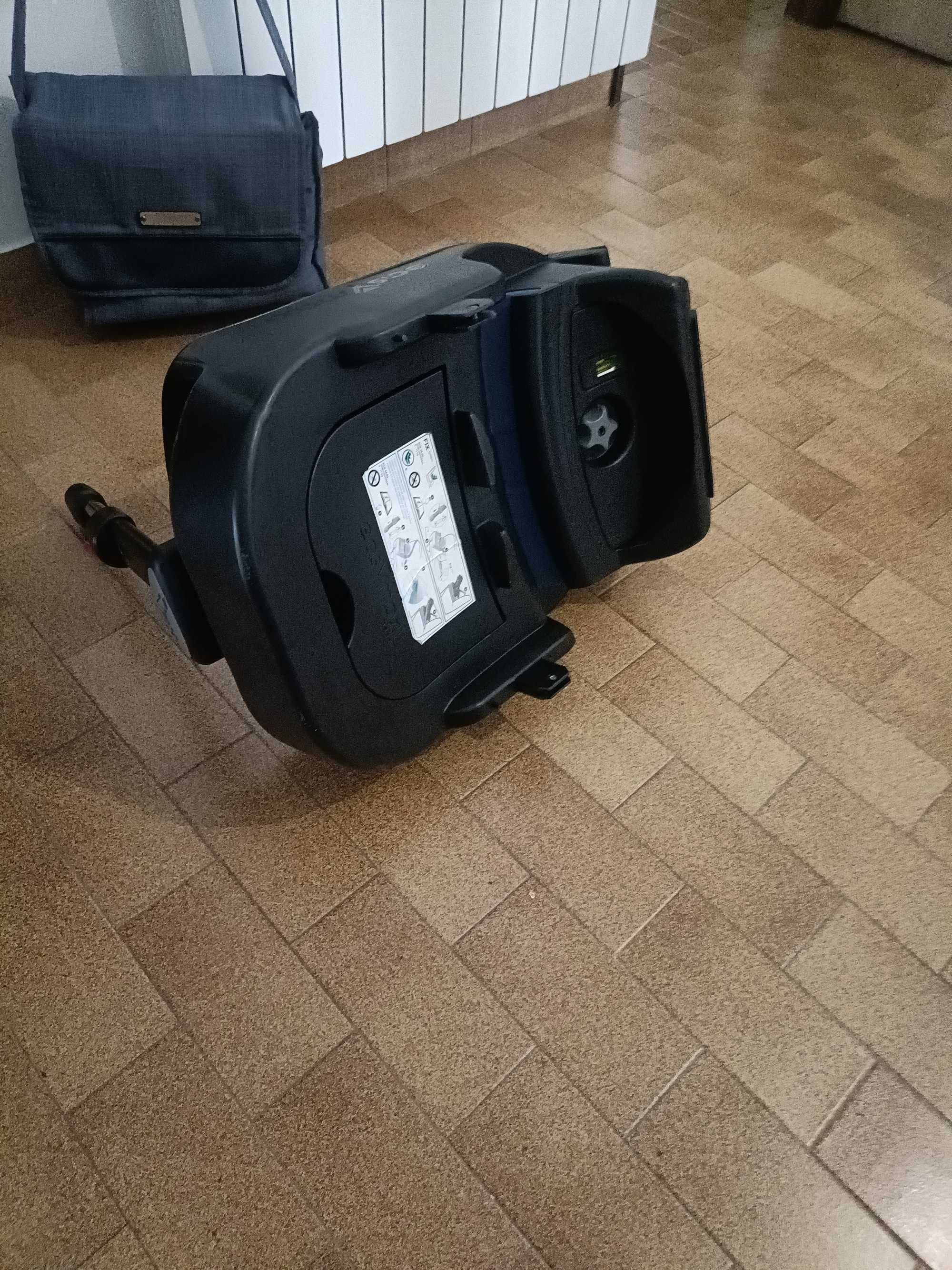 Carrinho duo Bébécar com tapa pés, mala e isofix