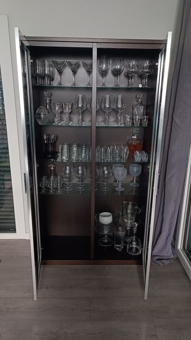 Móvel / cristaleira em madeira 180x100x40