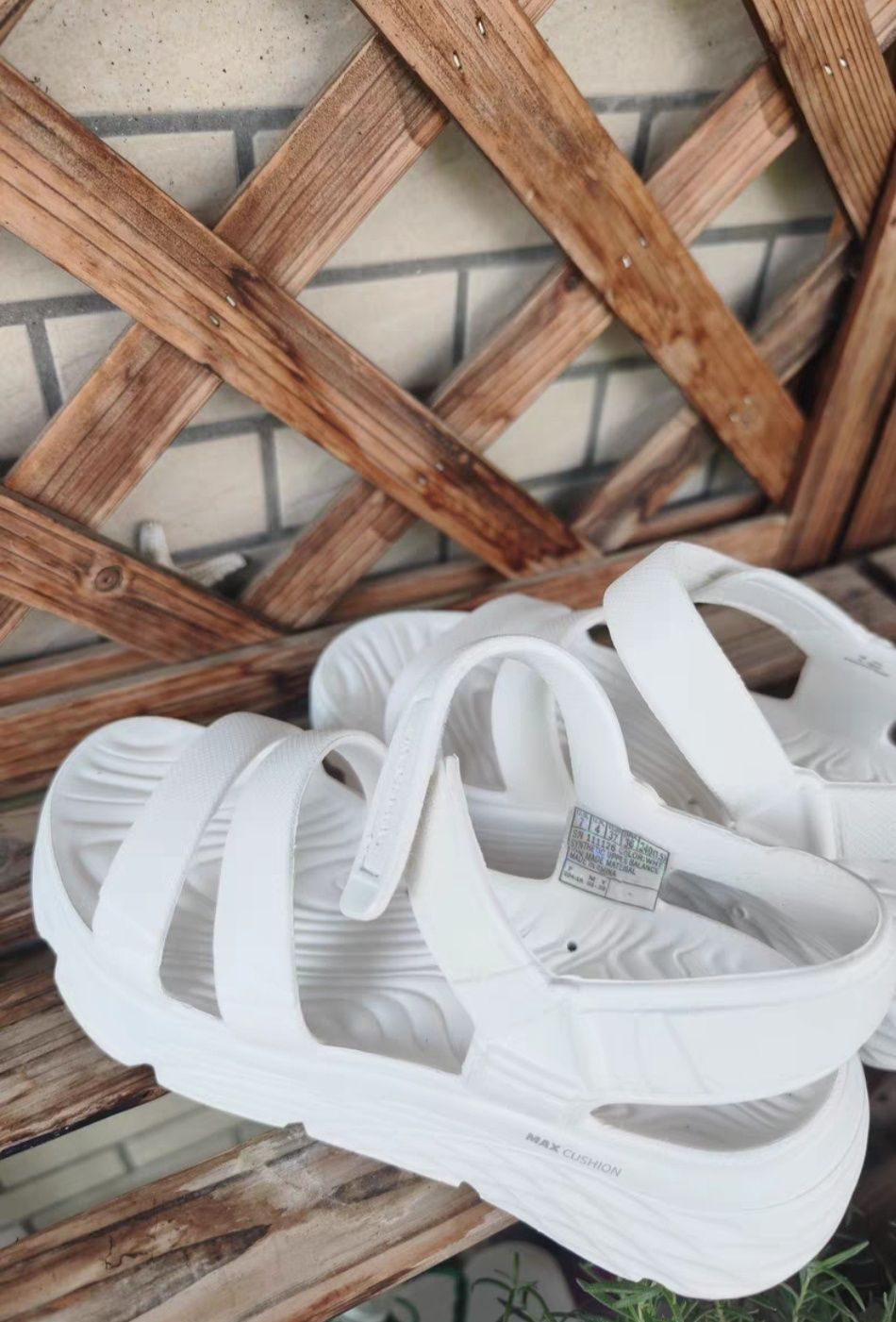 Novo Sandalia branca confortável Skechers, tamanho 38