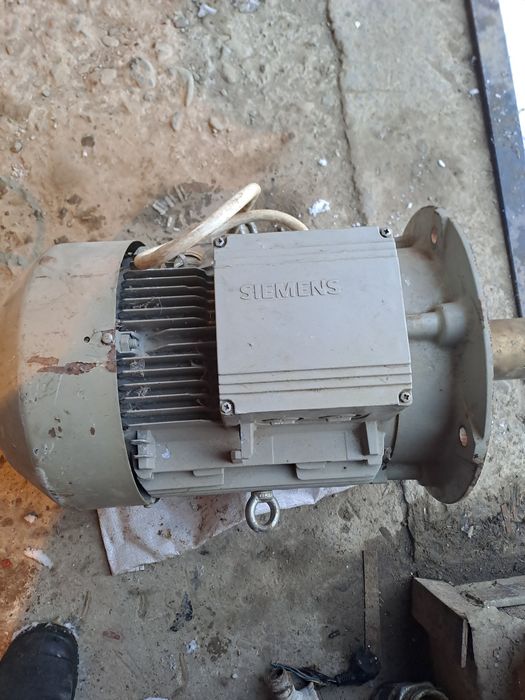 Електродвигун трьох фазний.