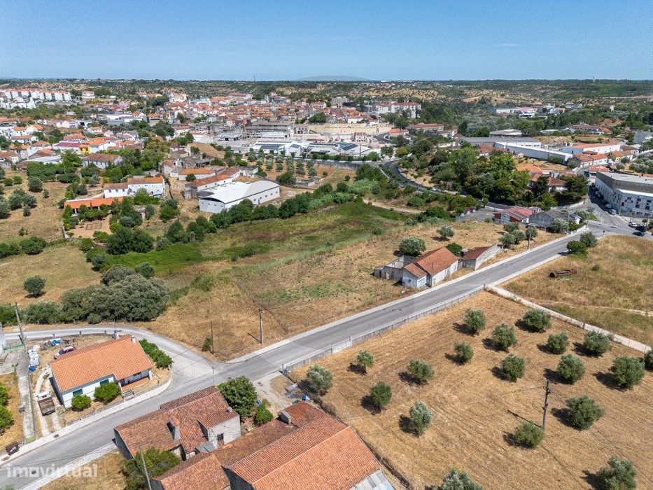 Armazém e terreno com possibilidades de construção