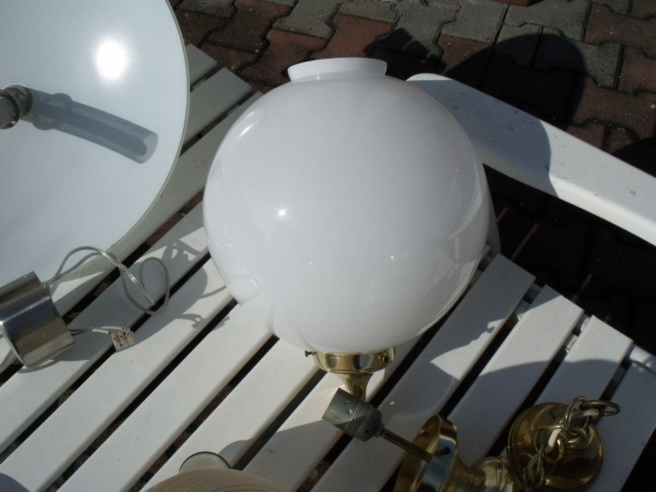 Żyrandol bialy w ksztalcie kuli