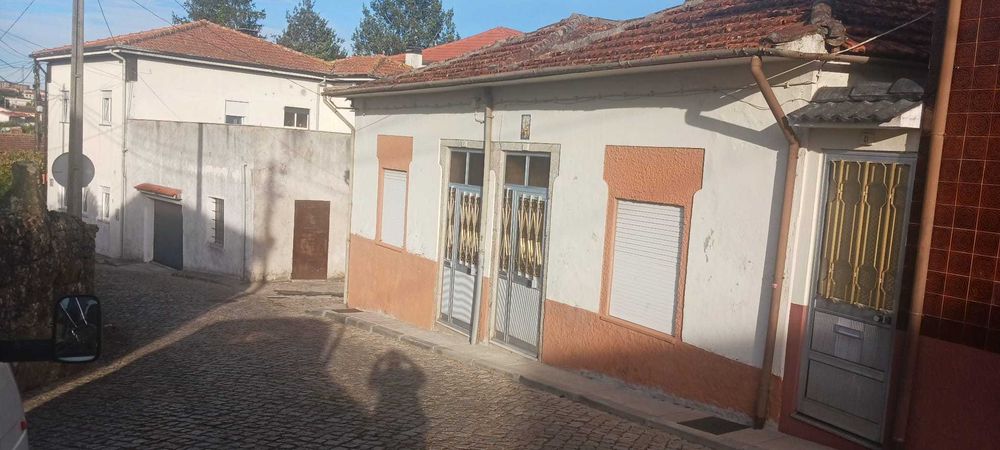 Vendo terreno com duas casas