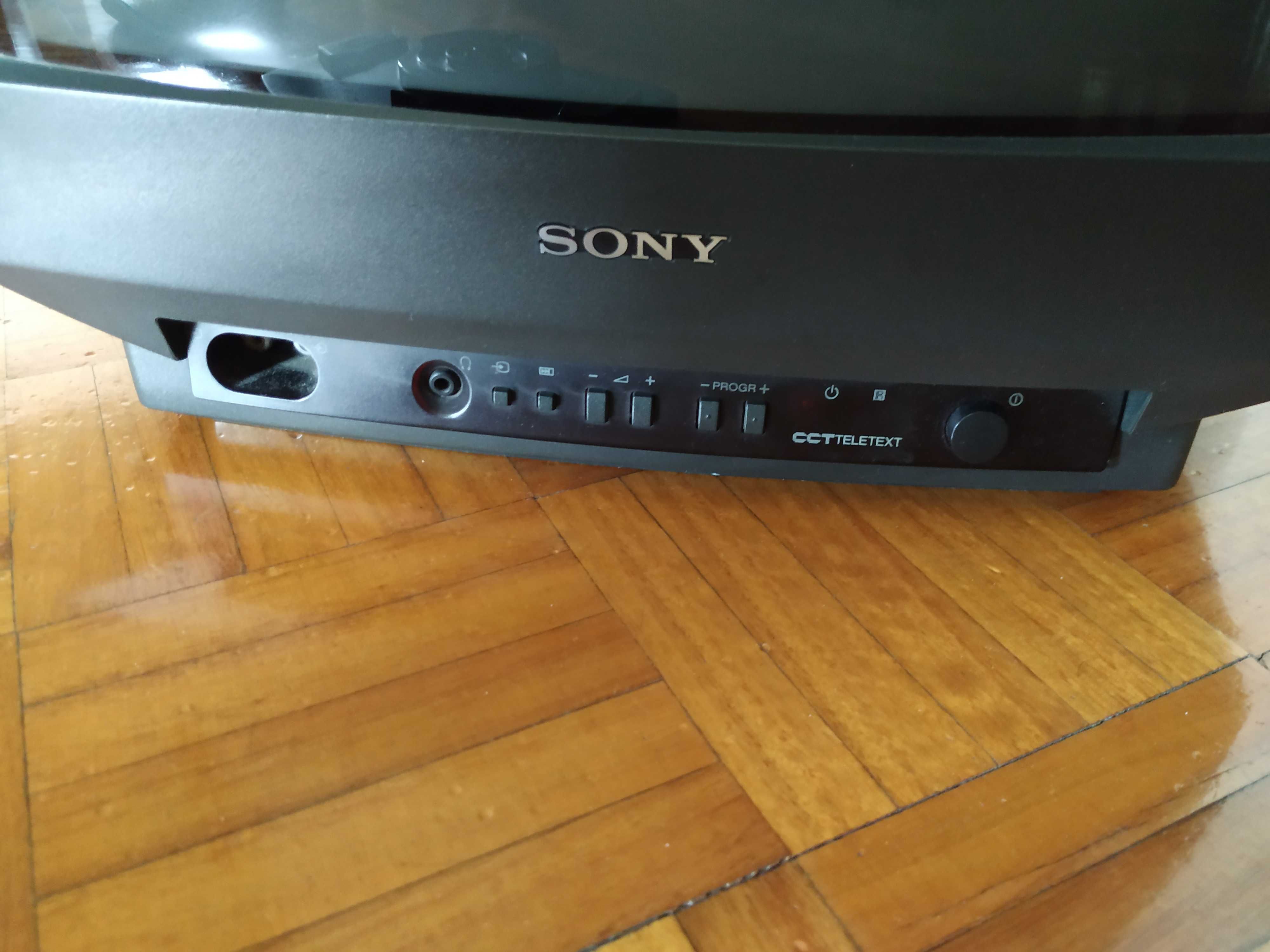 LCD Samsung 32" / TV - uma Sony de 14" / uma Philips de 28"