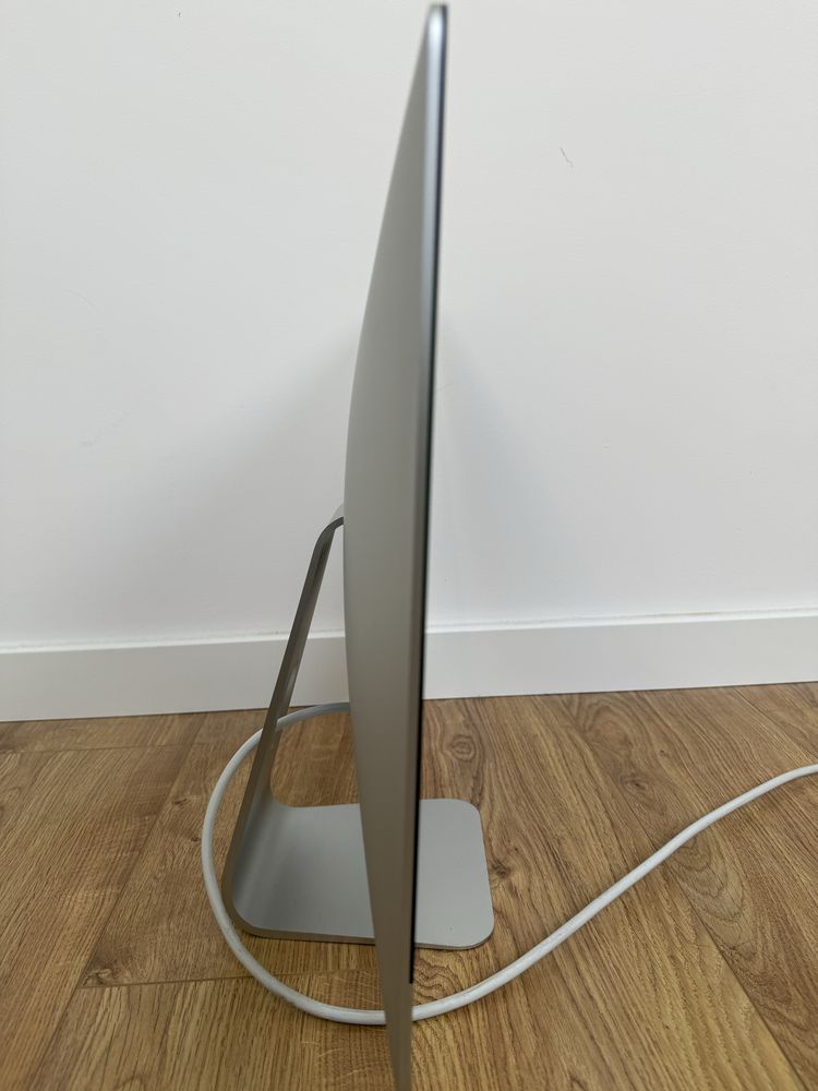 iMac 21,5” macOS Sequoia 15.5 + 16 GB RAM + klawiatura i mysz Apple