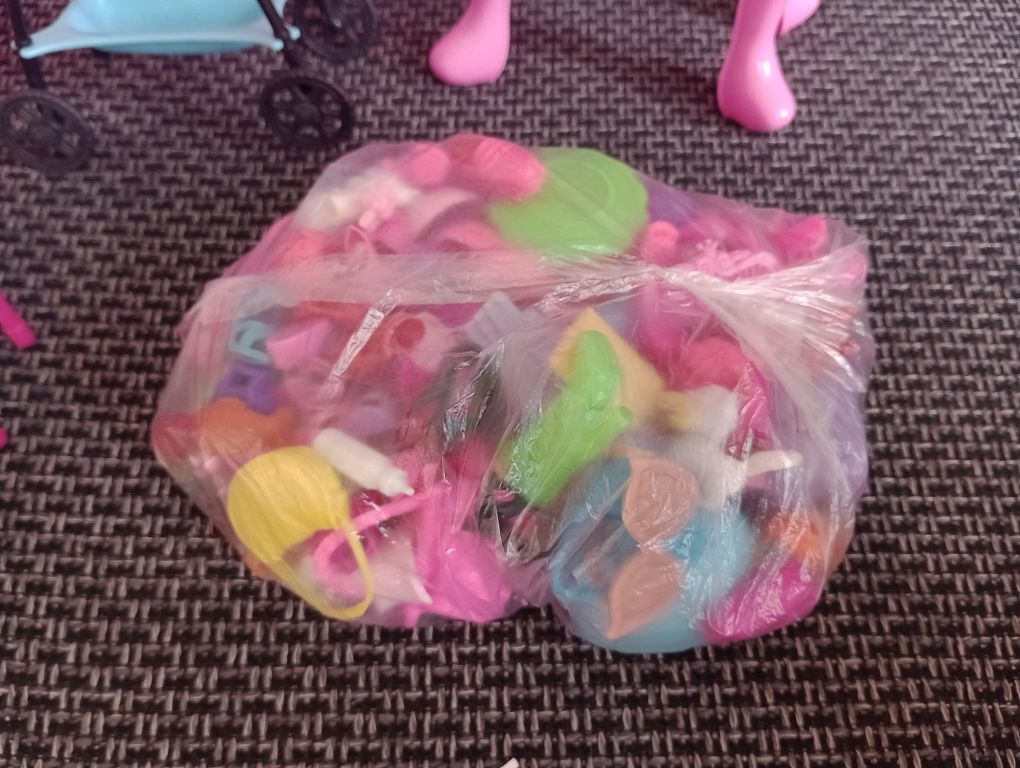 Zestaw mebelków dla Barbie plus akcesoria
