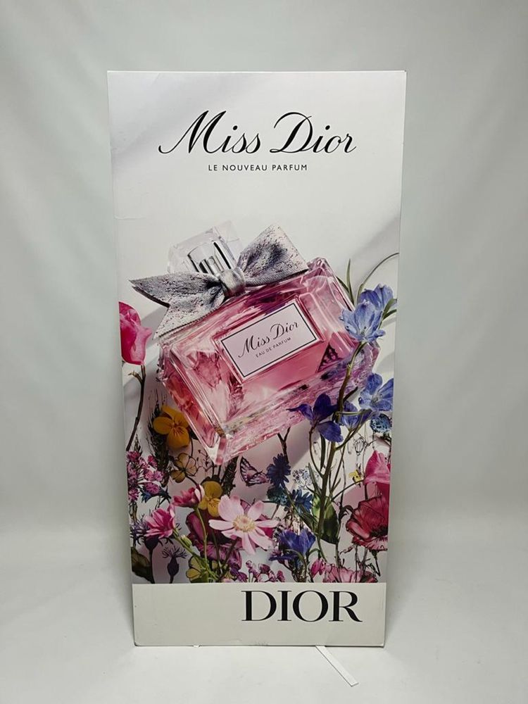 Grande mostruário dos perfumes Dior