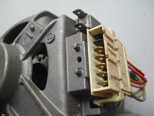 Двигатель,мотор на стиральную машинку ARISTON- AVSL-109