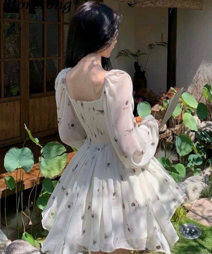 Біленька сукня з квітковим принтом