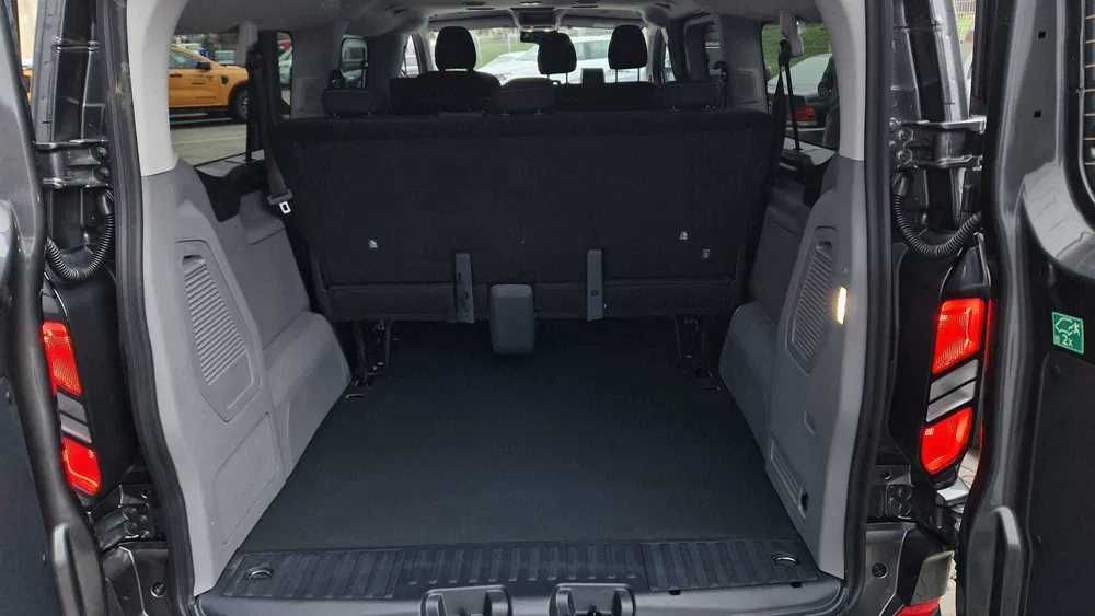 Wynajem Ford Custom – Profesjonalny Transport dla Ciebie.