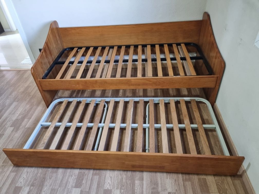 Cama dupla com colchões de oferta