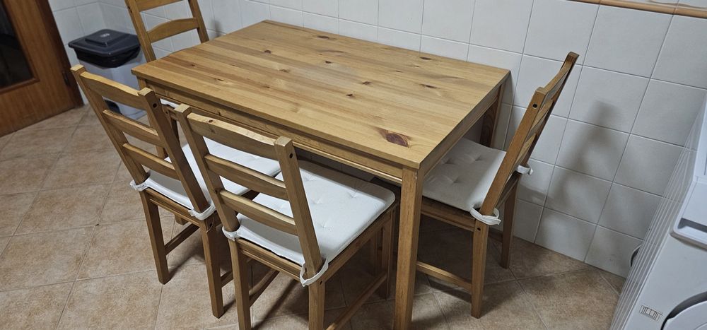 Mesa de cozinha e 4 cadeiras