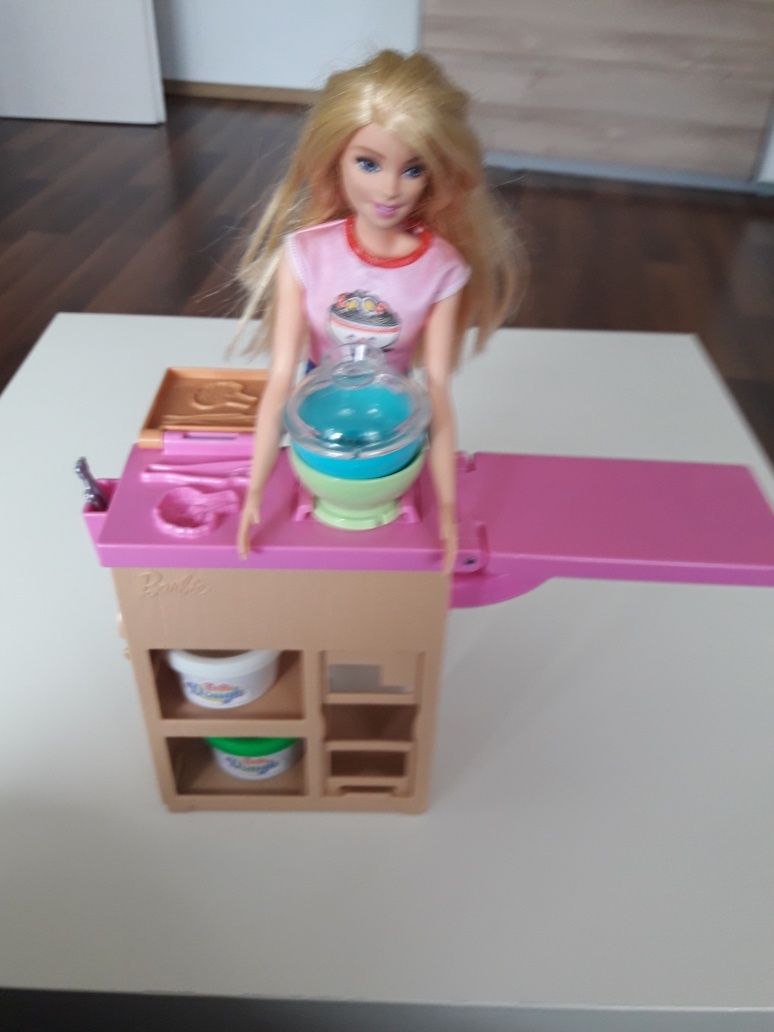 Lalka Barbie z kuchenką do wyrobów  z ciastoliny