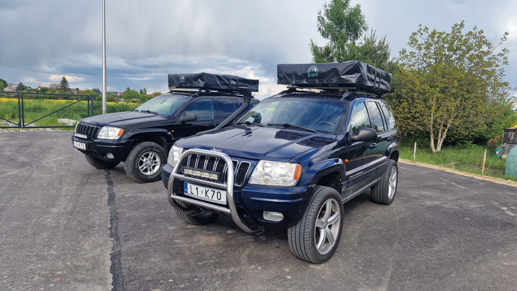 Wynajem samochodów terenowych jeep grand cherokee WJ z namiotem dachow