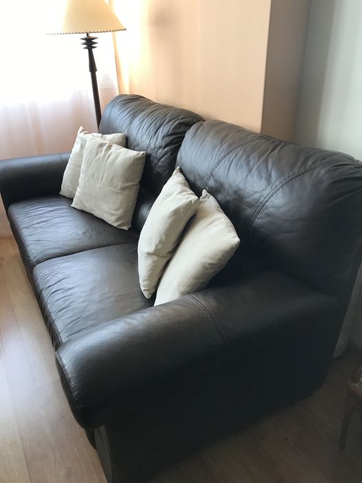 Sofá de pele genuína.