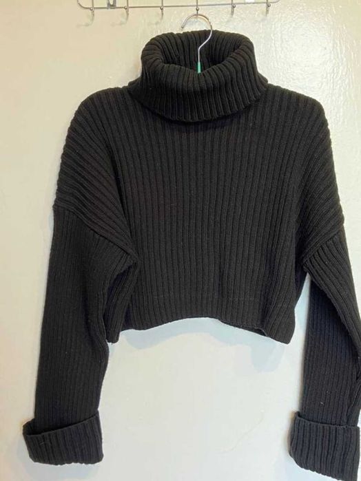 Светр вʼязаний жіночий укорочений чорний