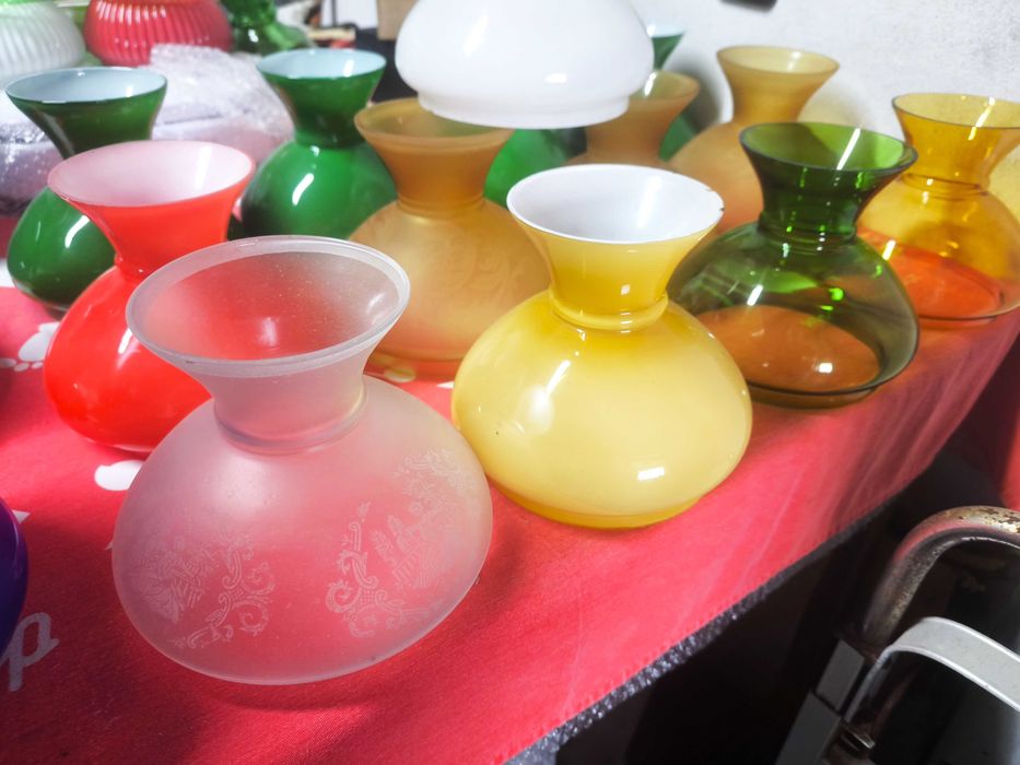 Tulipas , abatjours / abajures em vidro opalino ou opalizado .